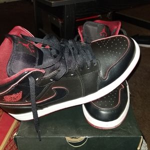 Jordan 1 Mid Black/Red